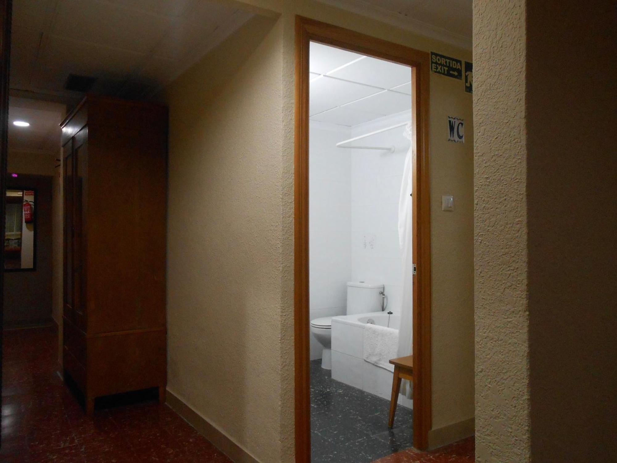 Hostal El Callejon Tarragona Bagian luar foto