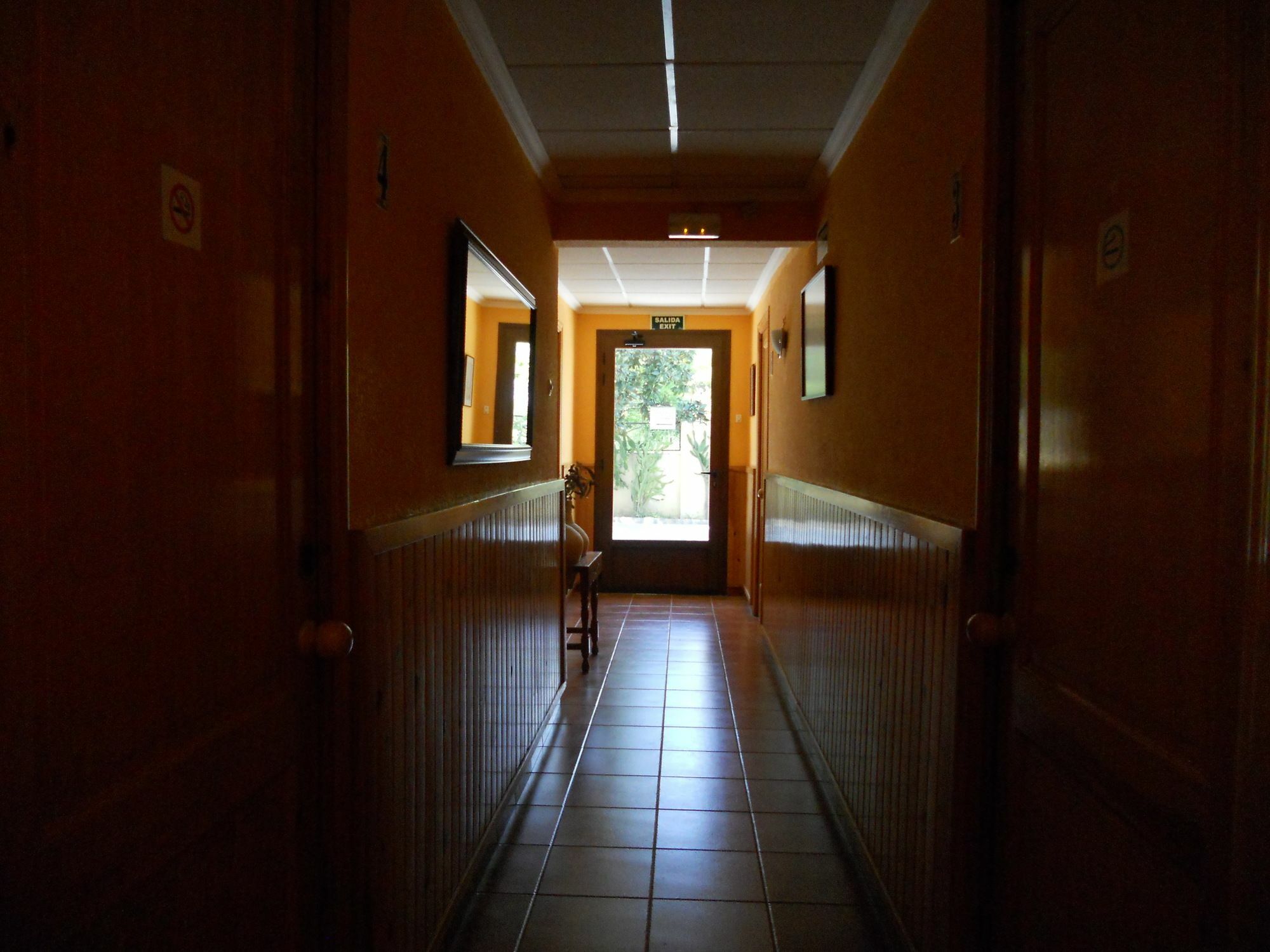 Hostal El Callejon Tarragona Bagian luar foto