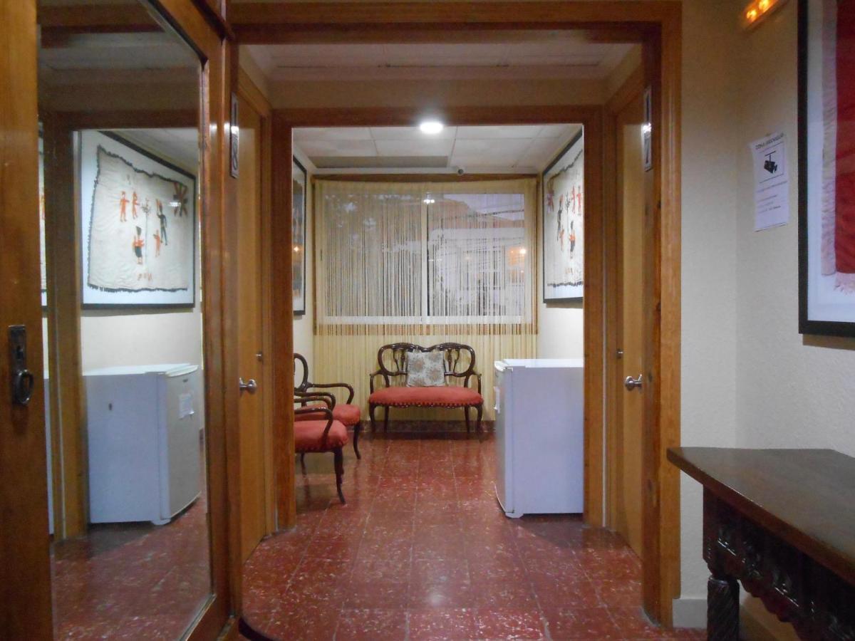 Hostal El Callejon Tarragona Bagian luar foto