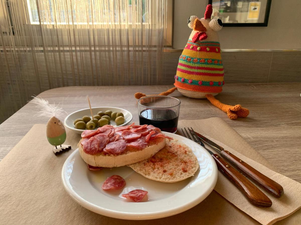 Hostal El Callejon Tarragona Bagian luar foto